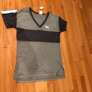 PINK v neck t-shirt XS - brand new